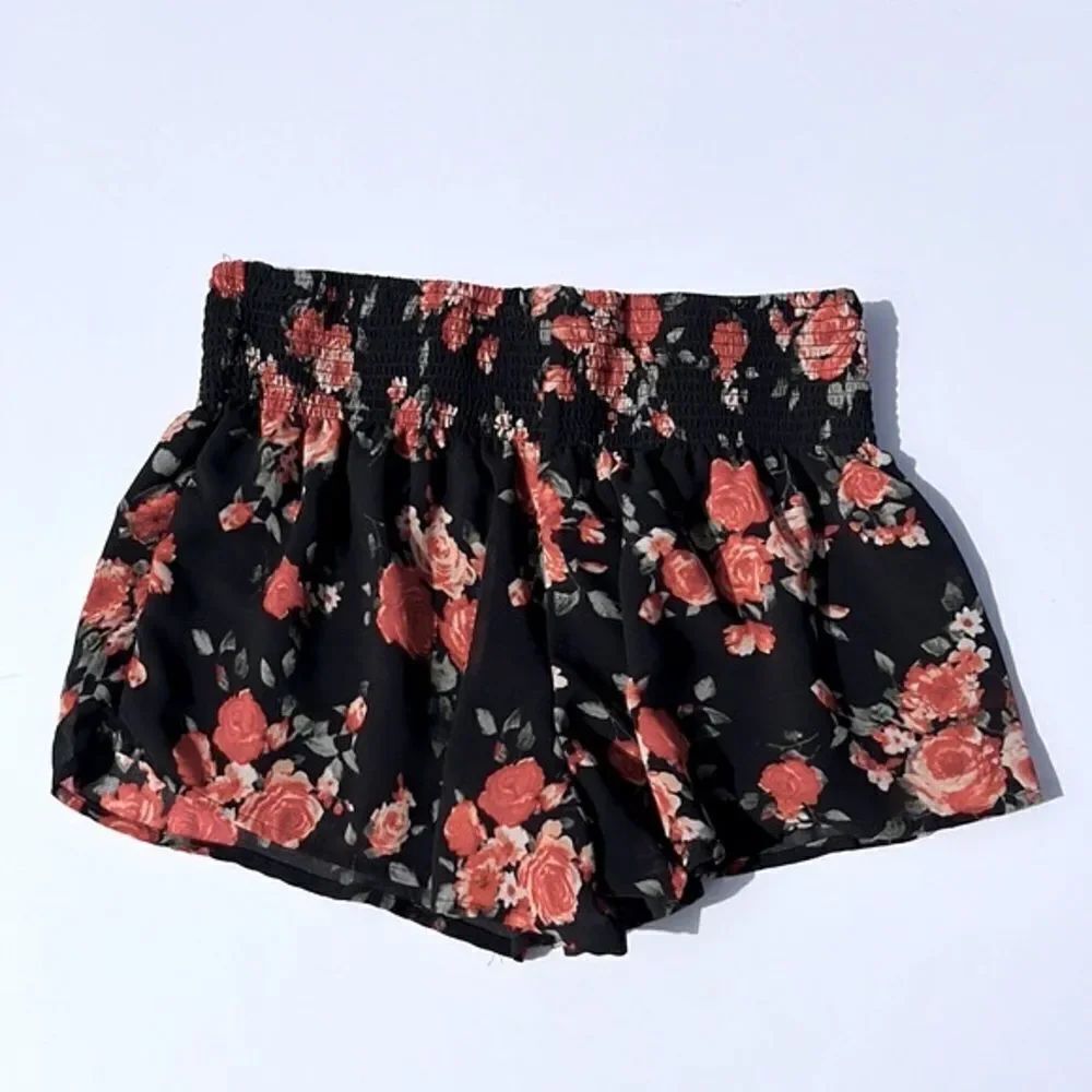 🔥4/$25 Forever 21 Women’s Black & Red High Waist Floral Shorts, Medium
